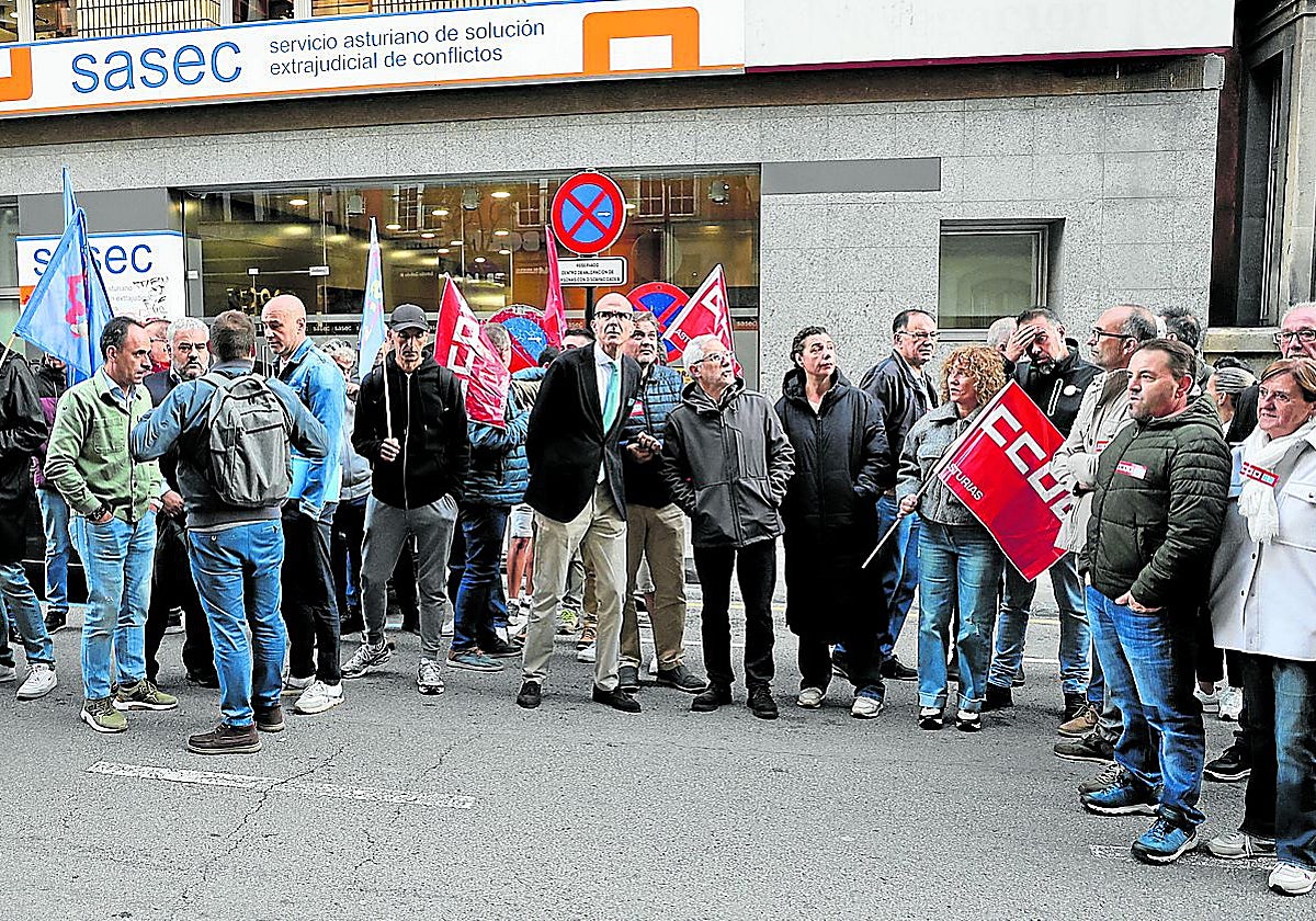 Los trabajadores de TUA concentrados ante el SASEC, con el apoyo del concejal del PSOE, Jorge García Monsalve, y los ediles de IU, Alejandro Suárez, Gaspar Llamazares y Cristina Pontón.