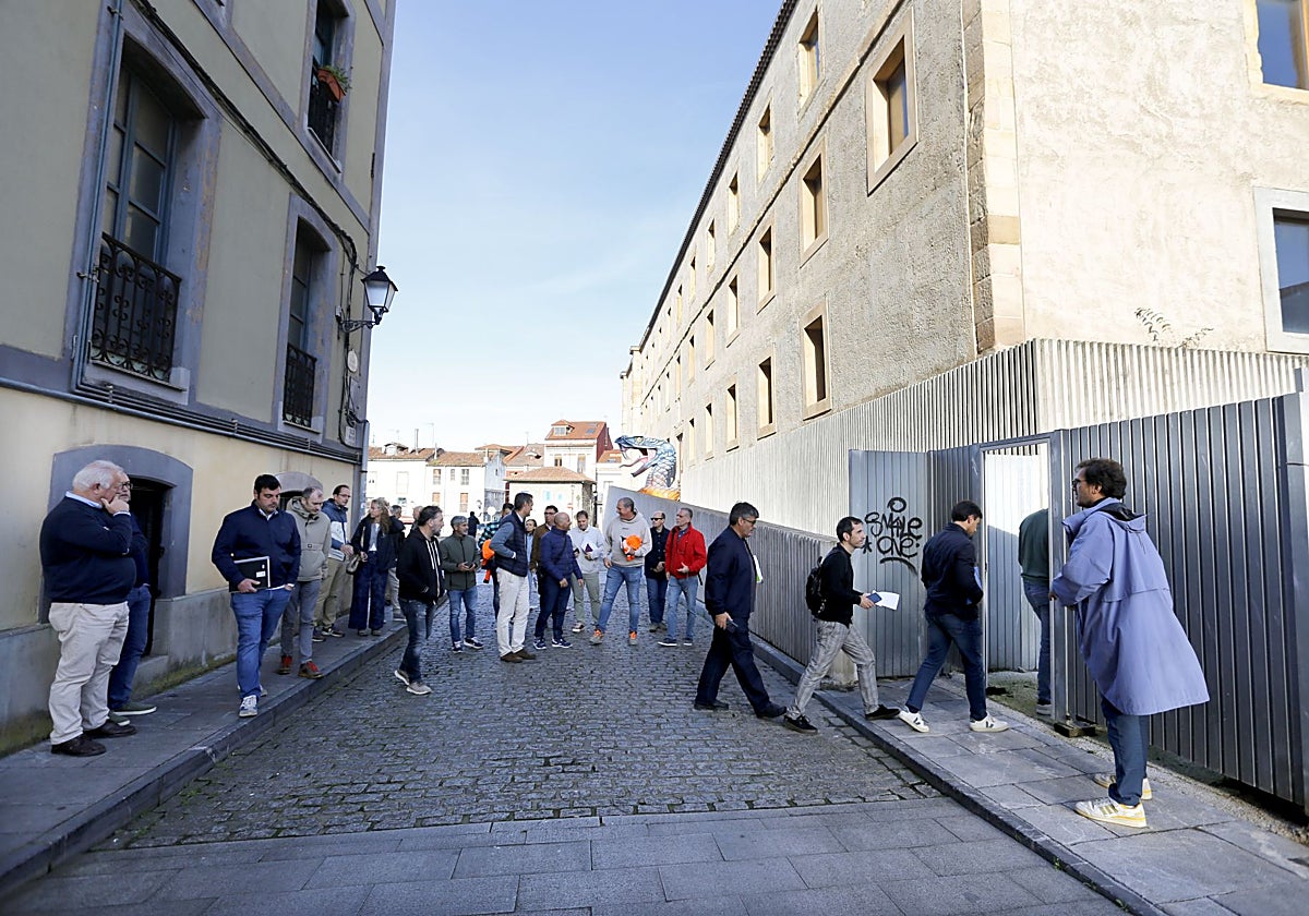 Visita organizada al edificio de Tabacalera para empresas interesadas en las obras de remodelación.