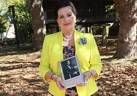 María de la Luz Fernández, con sulibro, en el Pueblu d'Asturies, dondeayer fue presentado.