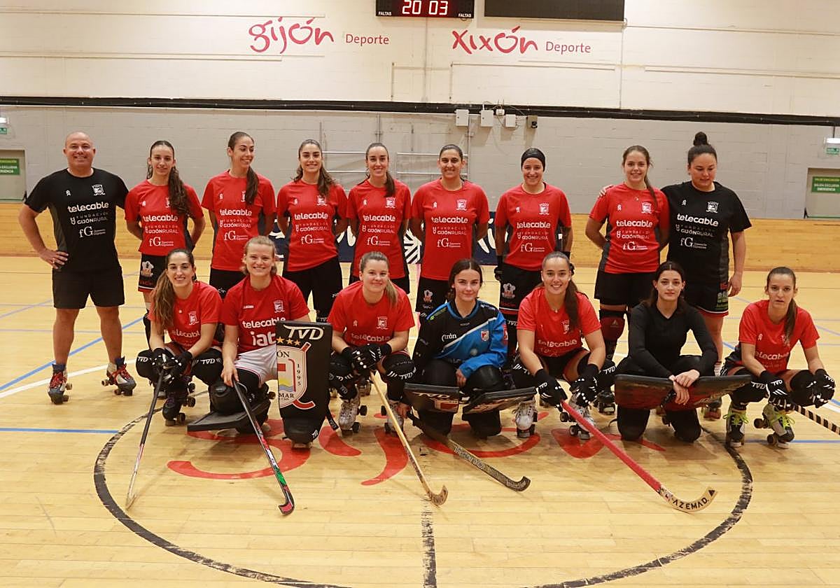 La plantilla del Telecable Hockey, antes del entrenamiento de ayer en Mata-Jove.