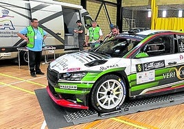 El Skoda Fabia RS Rally2 de García y Cué en las verificaciones.