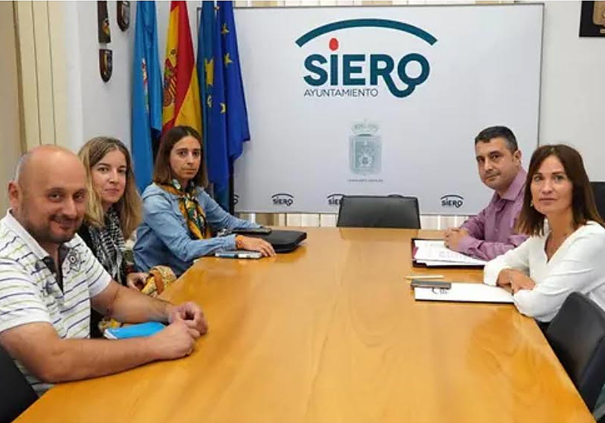 Reunión entre Podemos (izquierda) y PSOE