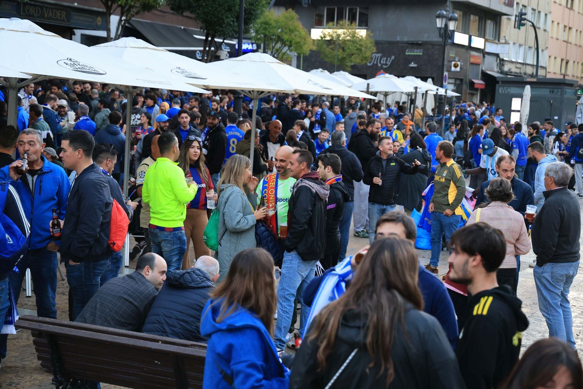 La afición llena Oviedo: ambientazo previo para el Real Oviedo - Barcelona