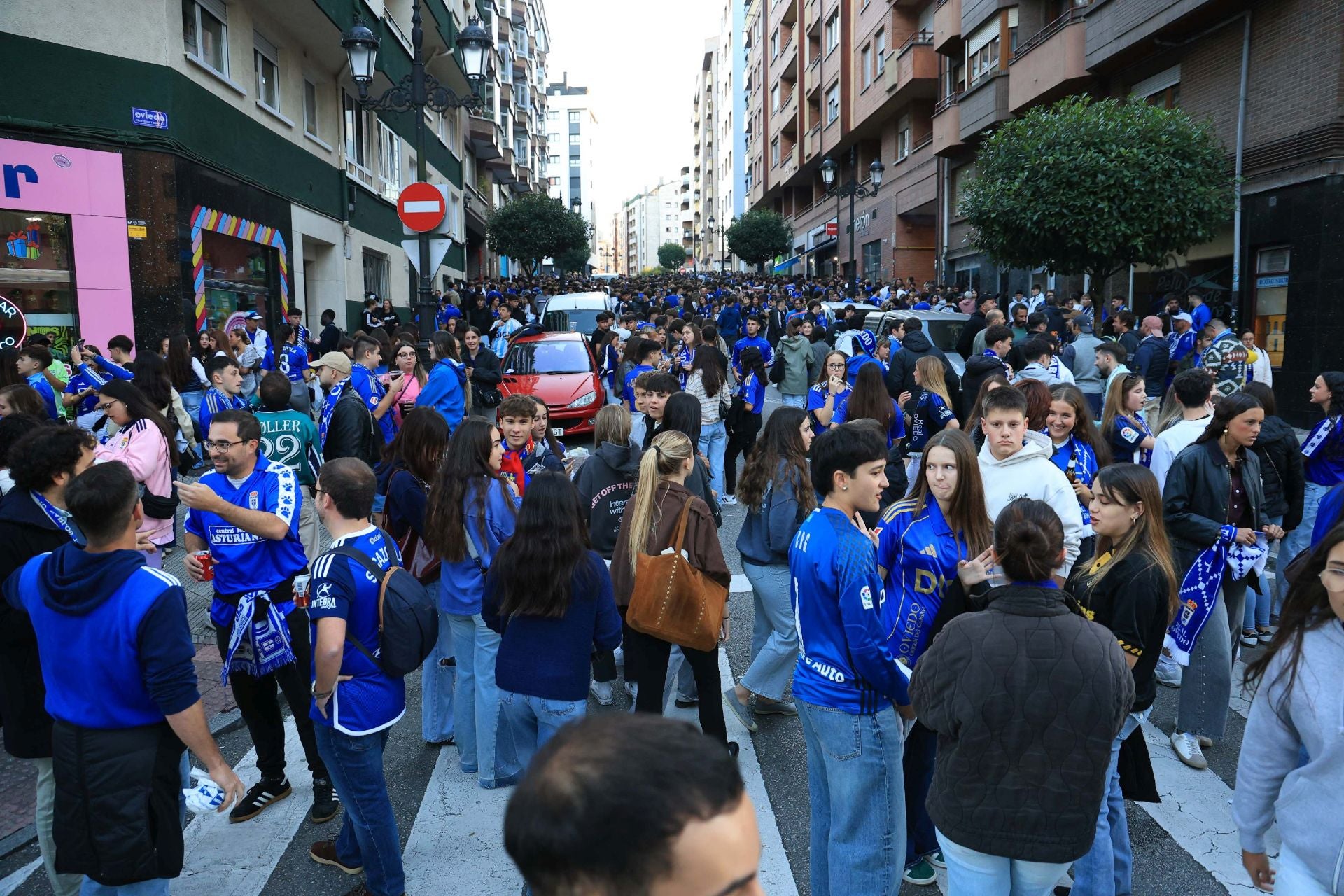 La afición llena Oviedo: ambientazo previo para el Real Oviedo - Barcelona