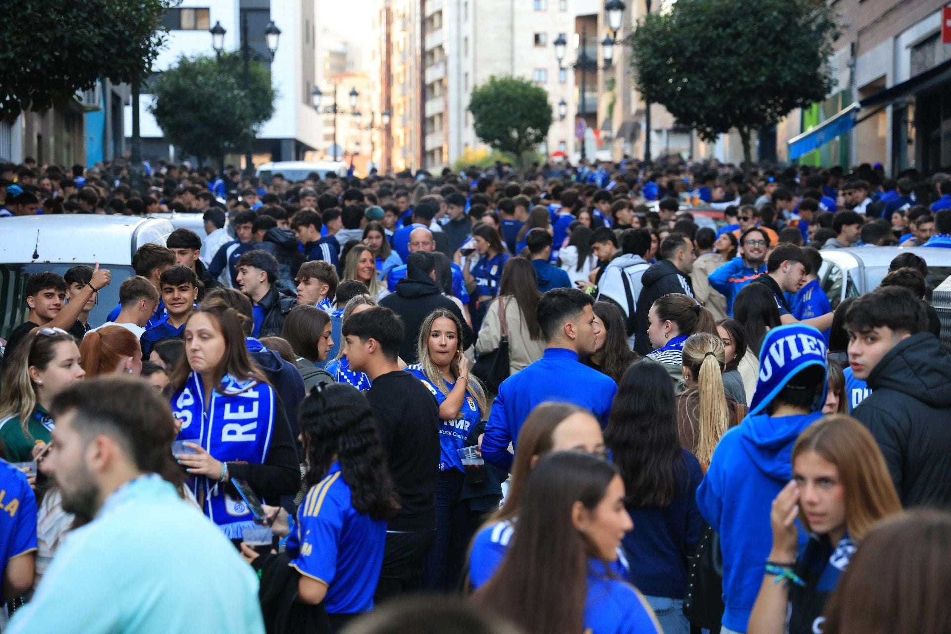 La afición llena Oviedo: ambientazo previo para el Real Oviedo - Barcelona