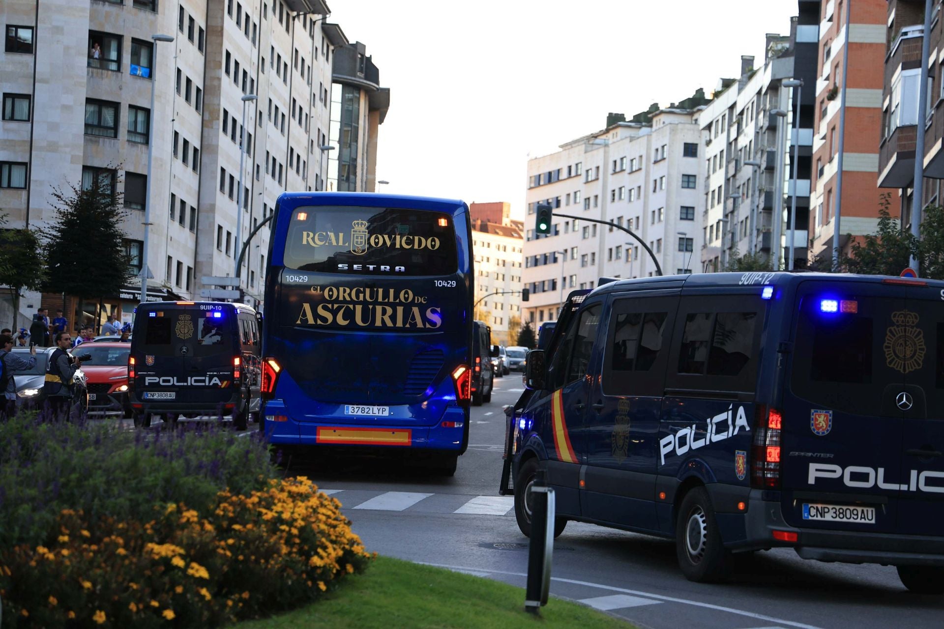 La afición llena Oviedo: ambientazo previo para el Real Oviedo - Barcelona