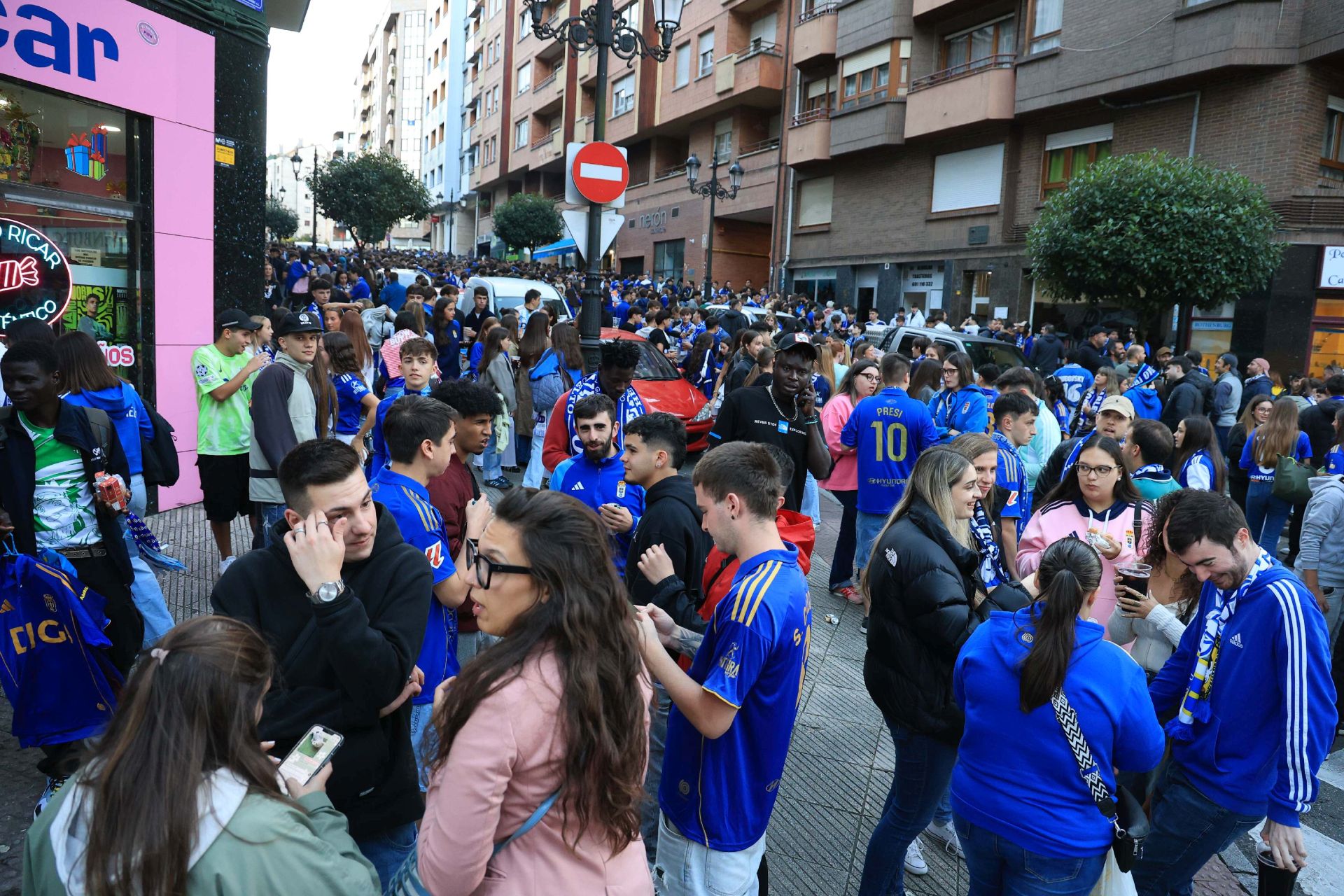 La afición llena Oviedo: ambientazo previo para el Real Oviedo - Barcelona