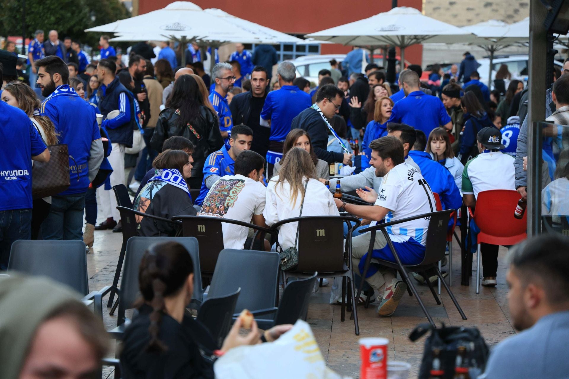 La afición llena Oviedo: ambientazo previo para el Real Oviedo - Barcelona
