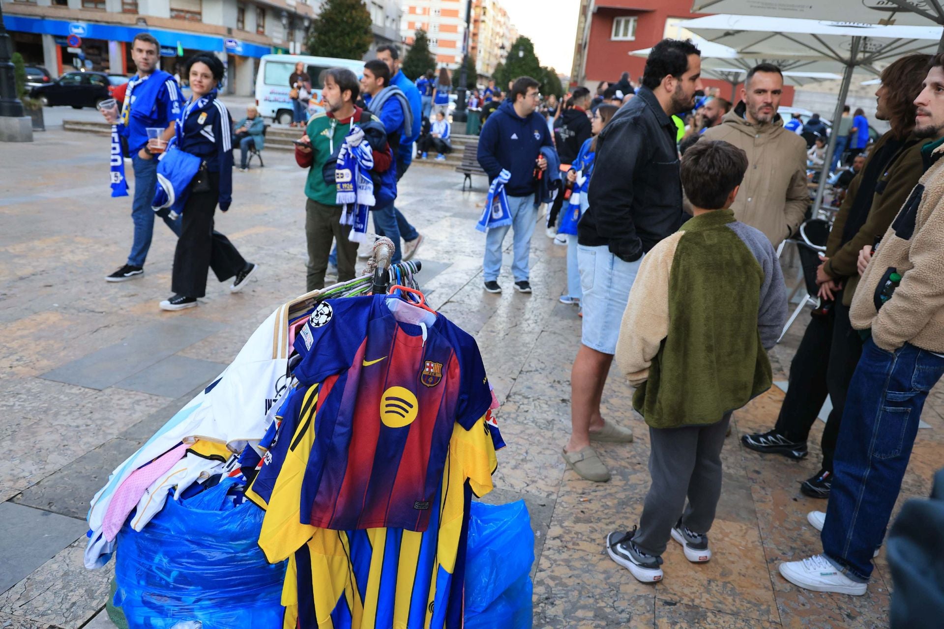 La afición llena Oviedo: ambientazo previo para el Real Oviedo - Barcelona