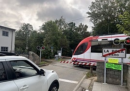 Paso a nivel en la zona de El Bayu, en Pola de Siero.