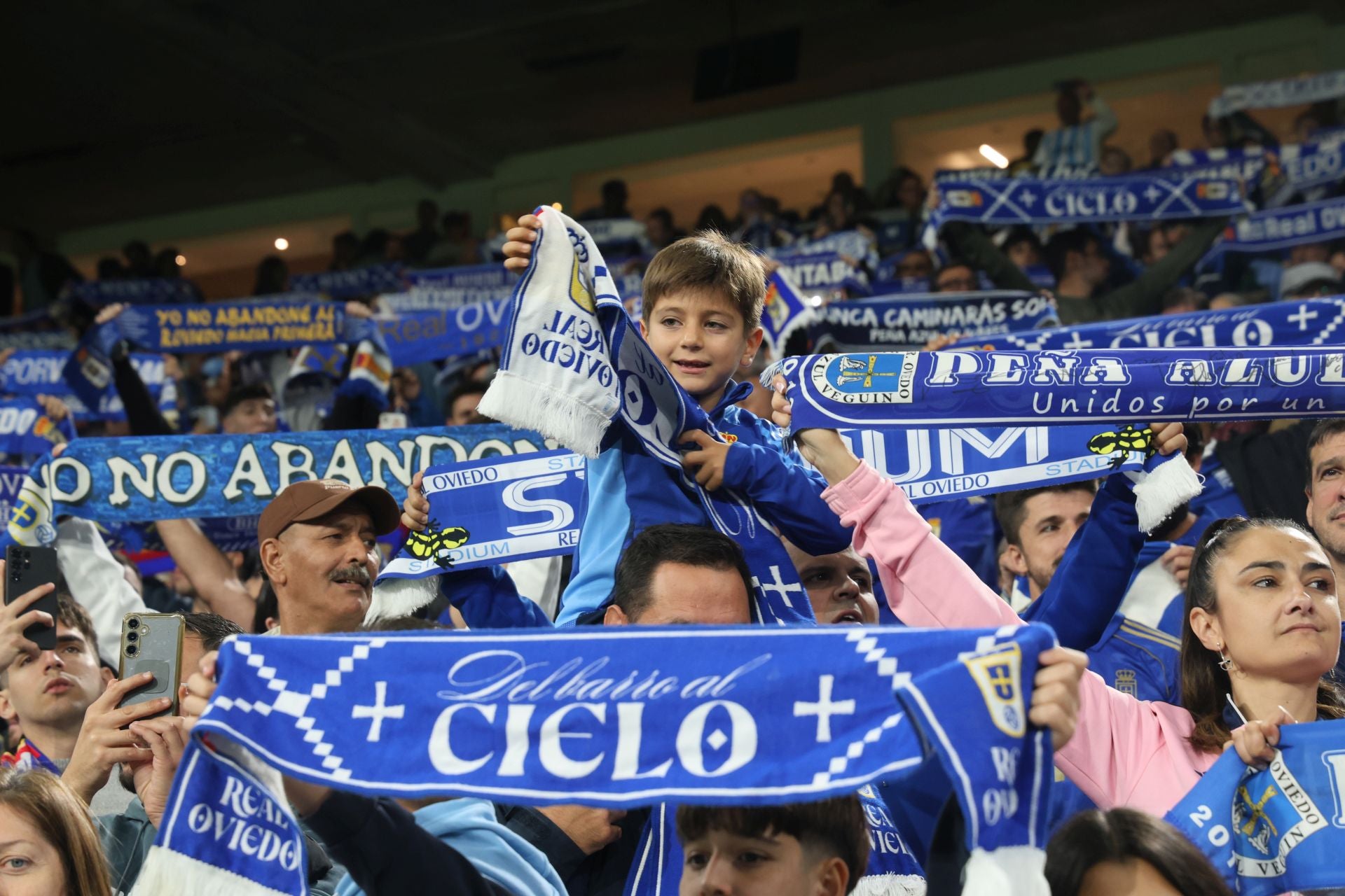 ¿Estuviste en el Real Oviedo - Barcelona? ¡Búscate en las imágenes!