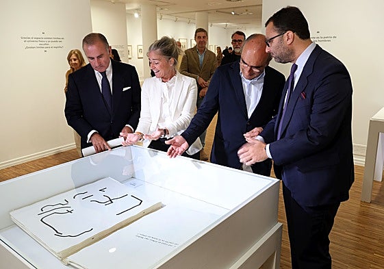 Pablo Junceda, Alicia Vallina, Luis Chillida y David Álvarez observan uno de los libros de artista.