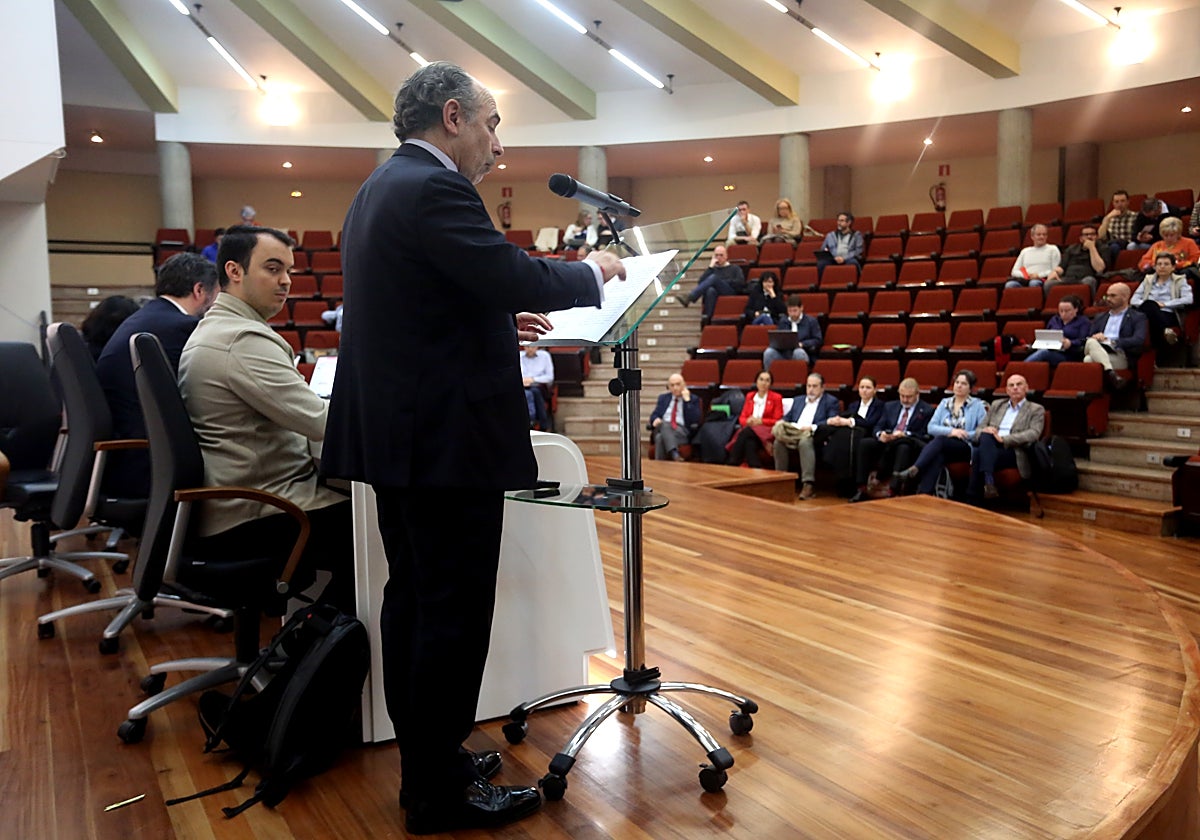 El rector, Ignacio Villaverde, se dirige al Claustro en la convocatoria de abril.