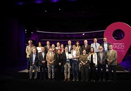 Los galardonados, en el centro, junto a las autoridades y resto de embajadores, en el reconocimiento que tuvo lugar en teatro de La Laboral.