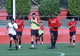 Yann Kembo, Justin Smith, Pierre Mbemba y Enol Prendes, durante el entrenamiento de este jueves en Mareo.