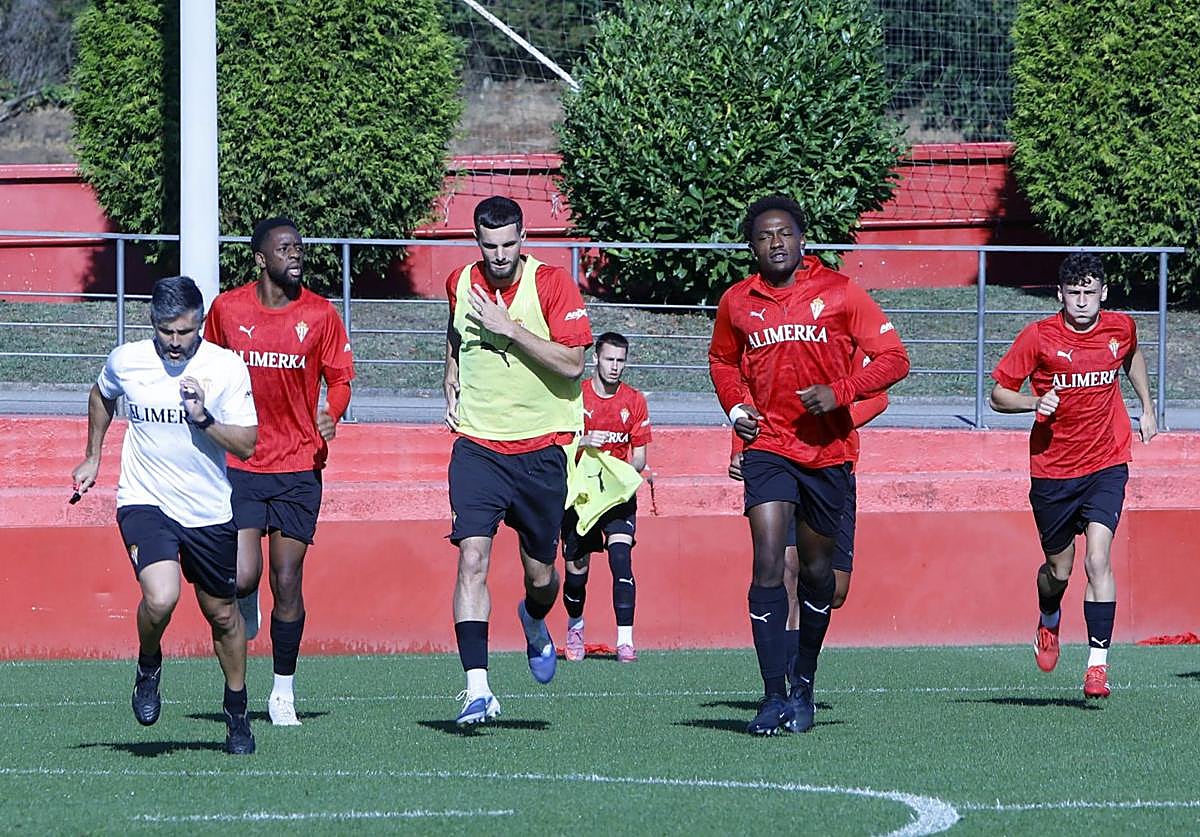 Yann Kembo, Justin Smith, Pierre Mbemba y Enol Prendes, durante el entrenamiento de este jueves en Mareo.