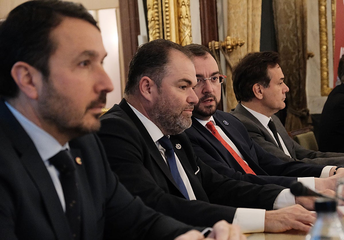 El presidente del Principado, Adrián Barbón, conversa con Carlos Paniceres en un acto organizado por las cámaras de comercio en Madrid, en 2023.