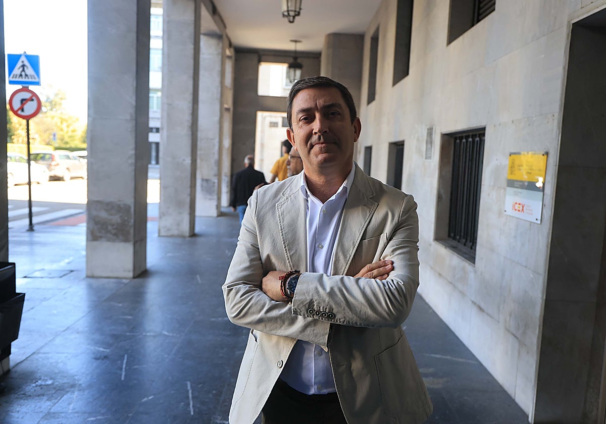 Francisco Venzalá, ante la Consejería de Educación, tras la reunión mantenida con Eva Ledo.