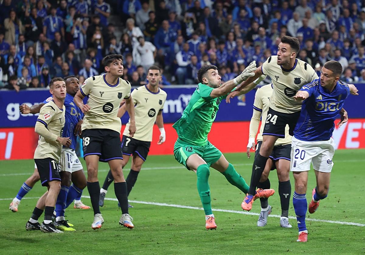 Joan García intenta despejar un balón que desvía antes Eric García en presencia de Dendoncker.