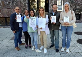 Noelia García y Santiago Camporro, cuarta y quinto por la izquierda, con otros responsables vecinales.