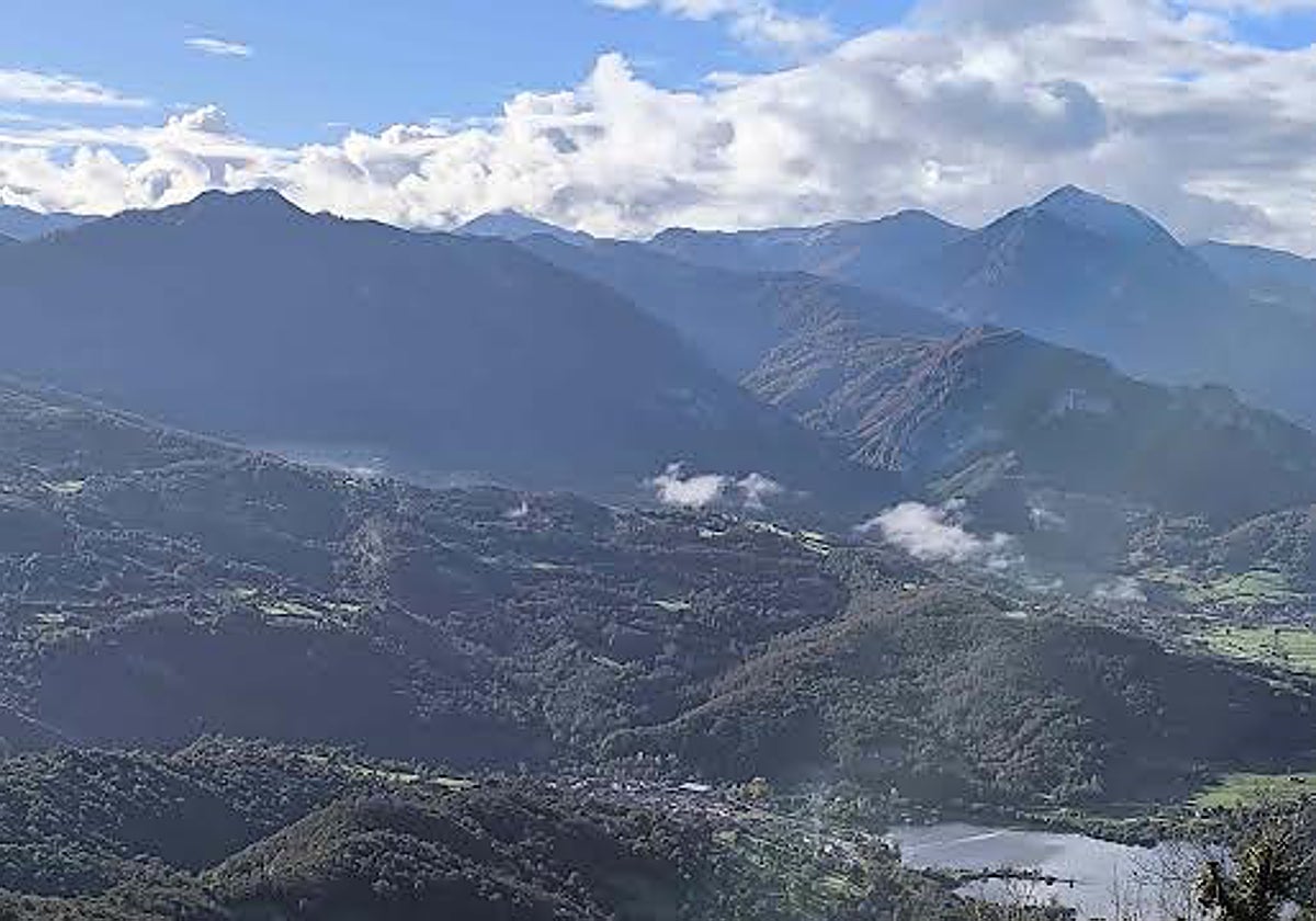 Paisaje de Sobrescobio con el embalse de Rioseco por donde pasearan los participantes de Bien de Altura