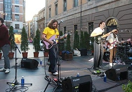 Los asturianos Puño Dragón llenaron con su música la plaza del Parchís desde bien temprano.