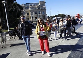 Un grupo de turistas inicia su visita a la ciudad en los Jardines de la Reina, en la mañana de ayer.