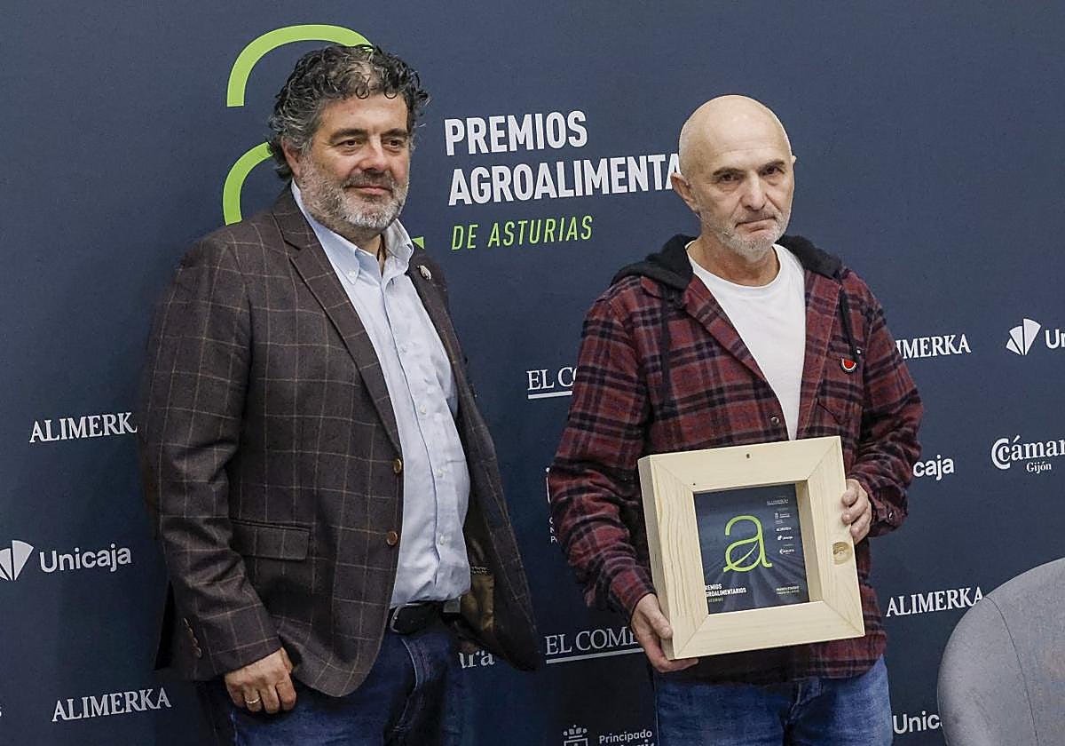 Toño García, al lado de Octavio Villa, con su premio.