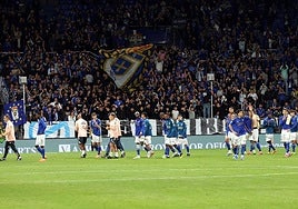 Los jugadores del conjunto ovetense se despiden ovacionados por los aficionados tras el encuentro.