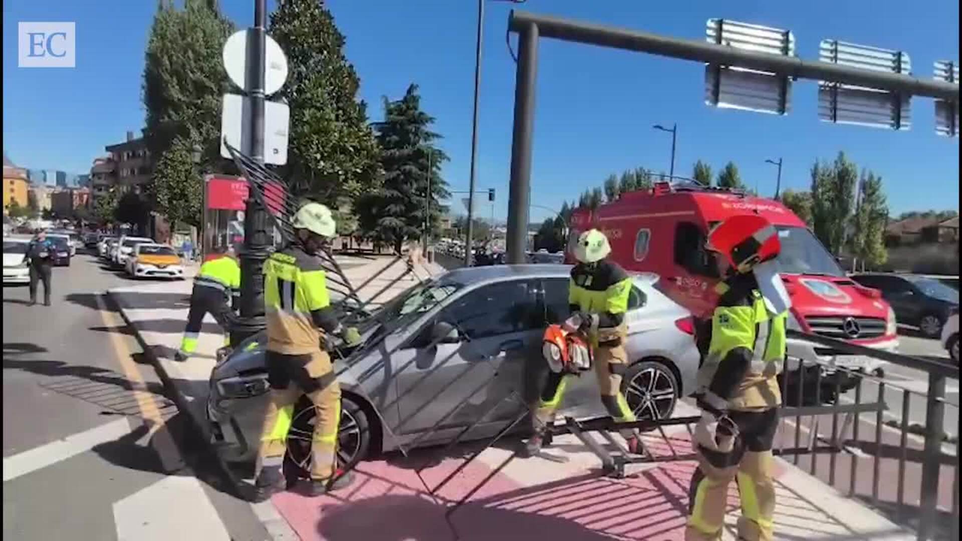 Aparatoso accidente en el Bulevar de San Julián de los Prados en Oviedo