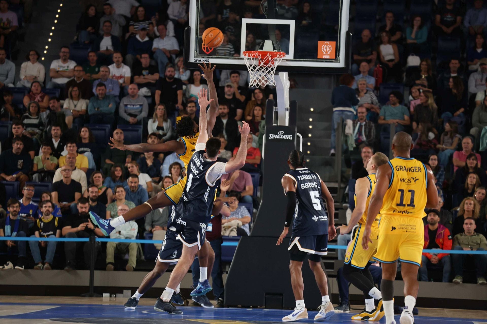 El Alimerka Oviedo Baloncesto debuta con derrota en el Palacio de los Deportes