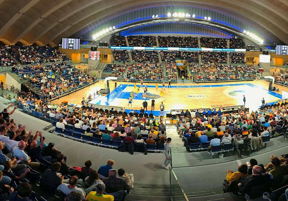 Aspecto del Palacio de Deportes con una gran entrada para el primer partido de competición del Alimerka Oviedo.