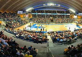 Aspecto del Palacio de Deportes con una gran entrada para el primer partido de competición del Alimerka Oviedo.