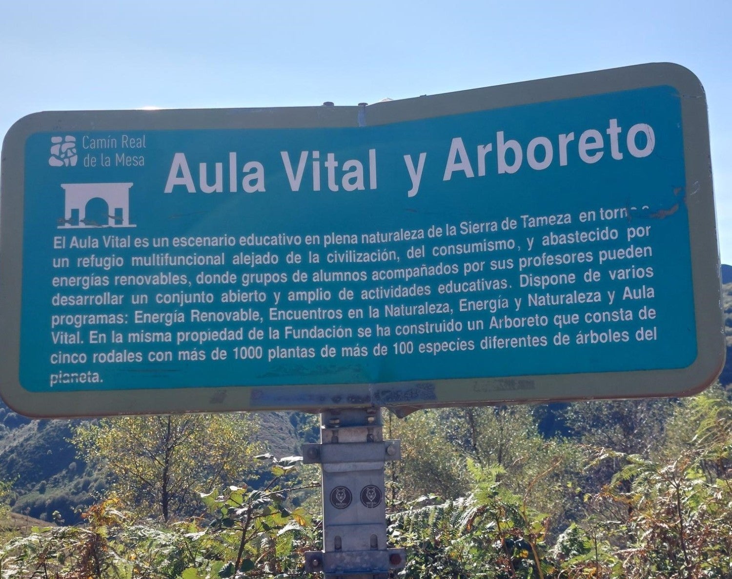 Cartel informativo en el Aula Vital, un proyecto educativo con refugio muy cerca de Fancuaya.