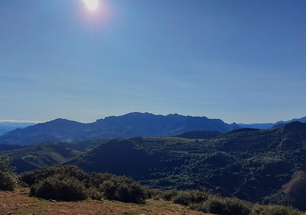 Imagen principal - Las cimas del pico la Loral y Buey Muerto, discretas pero con panorámicas amplias, se combinan en esta ruta con calzadas de piedra, bosque, brañas...