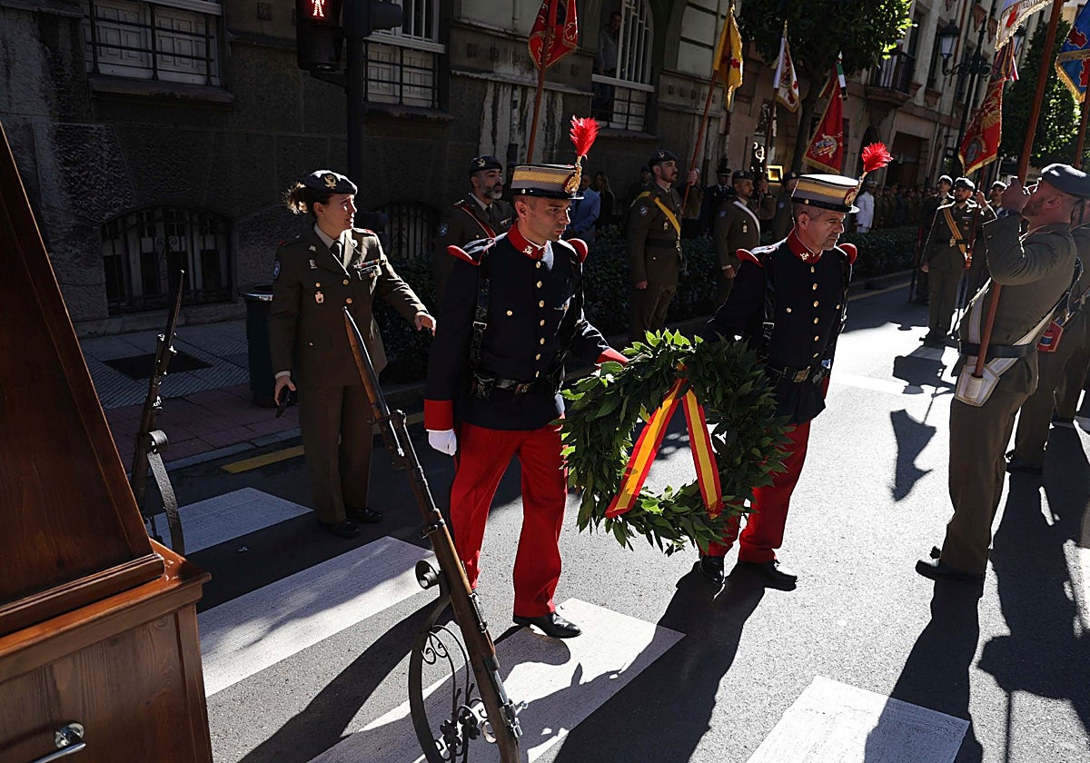 La ofrenda floral durante el homenaje para conmemorar el 116 aniversario de la muerte de Cabo Noval.