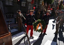La ofrenda floral durante el homenaje para conmemorar el 116 aniversario de la muerte de Cabo Noval.