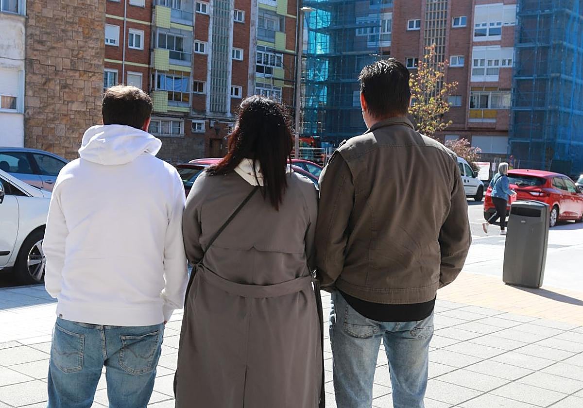 Vecinos de la calle Río Cares que han denunciado a la pareja.