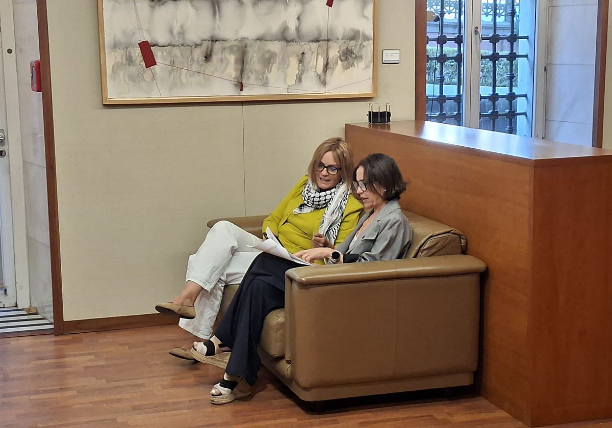 Covadonga Tomé y la portavoz del PSOE, Dolores Carcedo, consensúan el apoyo a las iniciativas presentadas por ambas formaciones.