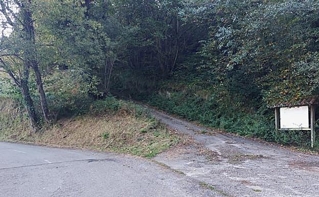 Cruce a mano derecha en la carretera local por el que se empieza a subir.