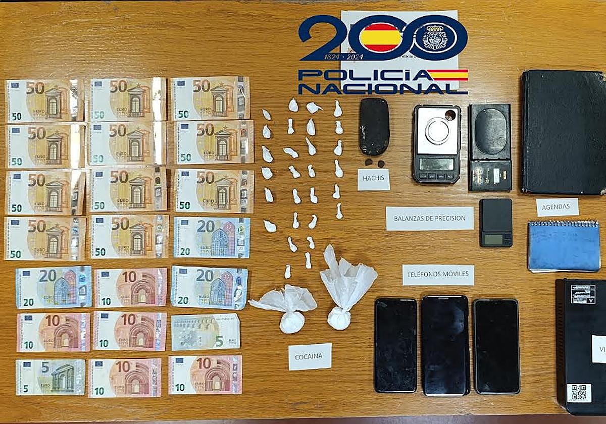 Material incautado por la Policía Nacional en el narcopiso de Langreo