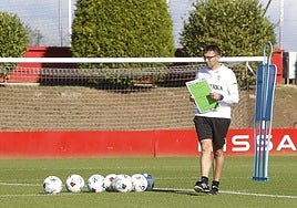 Asier Garitano dirige un entrenamiento del Sporting de Gijón.
