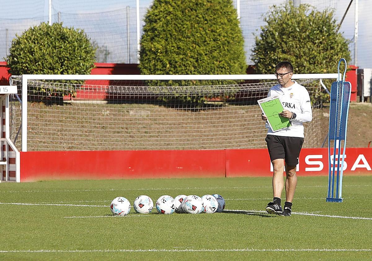 Asier Garitano dirige un entrenamiento del Sporting de Gijón.