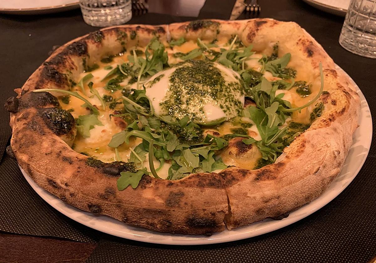 Pizza con burrata y pesto.