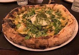 Pizza con burrata y pesto.
