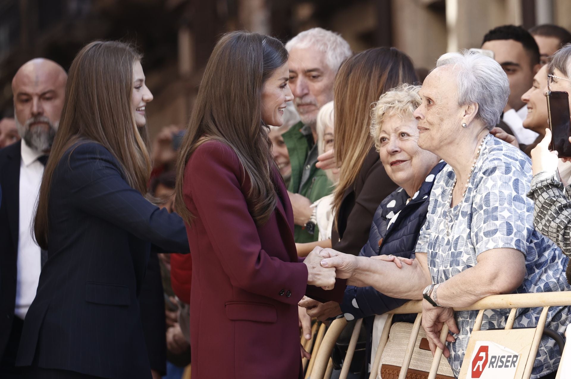 La Princesa Leonor y la Reina Letizia saludan a las personas que se acercaron a verlas durante la primera visita oficial a Navarra de la heredera al trono.