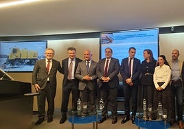 Foto de familia tras la jornada celebrada en Madrid sobre el 'Potencial y capacidades de la industria ferroviaria asturiana en la transformación del sector europeo«.