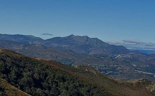 Mirando al pico Urro desde los altos del Buey Muerto.