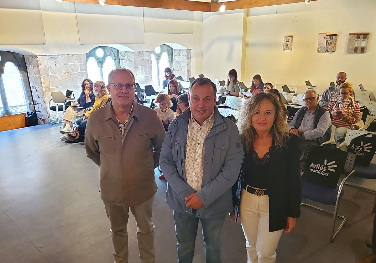 Fernando García, de la Plataforma del Voluntariado de Asturias, el concejal de Participación Ciudadana de Avilés, Pelayo García, y Paqui Ciudad, responsable de la Oficina del Voluntariado de Avilés.