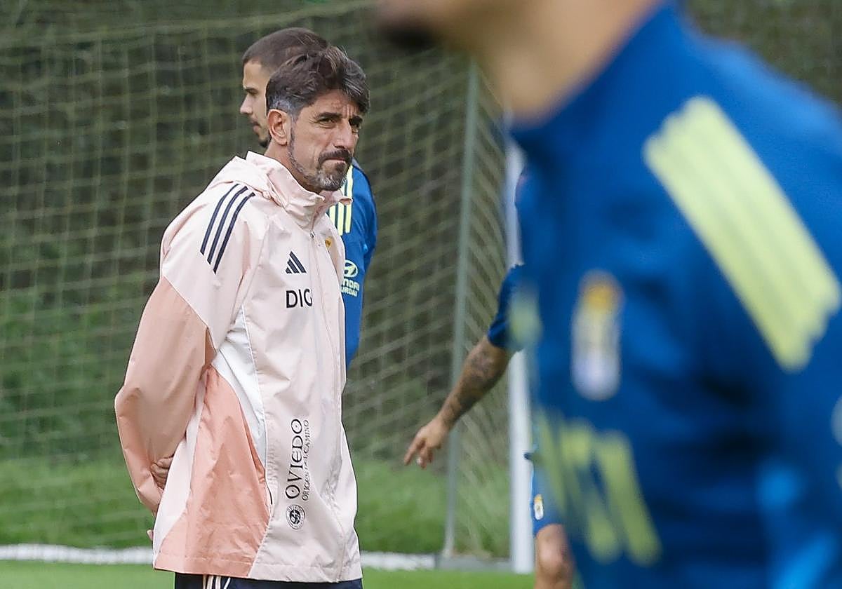 El entrenador del Real Oviedo, Veljko Paunovic, observa el trabajo de sus jugadores en el entrenamiento de ayer en El Requexón.